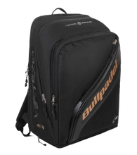 Cargar imagen en el visor de la galería, MOCHILA BULLPADEL BPM25007 VERTEX NEGRO