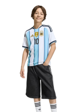 Charger l'image dans la galerie, CAMISETA 1ª EQUIPACIÓN ARGENTINA MUNDIAL 2026 JR LEO MESSI - Squaddra