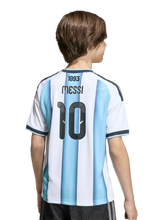 Charger l'image dans la galerie, CAMISETA 1ª EQUIPACIÓN ARGENTINA MUNDIAL 2026 JR LEO MESSI - Squaddra
