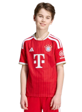 Carregar imatge al visor de la galeria,CAMISETA 1A EQUIPACIÓN FC BAYERN 2026/27 JR