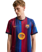 Cargar imagen en el visor de la galería, CAMISETA 1A EQUIPACIÓN FC BARCELONA 2026/27