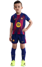 Cargar imagen en el visor de la galería, CONJUNTO 1A EQUIPACIÓN FC BARCELONA 2025/26 JR