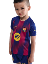 Cargar imagen en el visor de la galería, CONJUNTO 1A EQUIPACIÓN FC BARCELONA 2025/26 JR