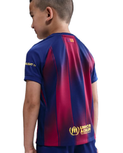 Cargar imagen en el visor de la galería, CONJUNTO 1A EQUIPACIÓN FC BARCELONA 2025/26 JR