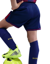 Cargar imagen en el visor de la galería, CONJUNTO 1A EQUIPACIÓN FC BARCELONA 2025/26 JR