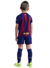 Cargar imagen en el visor de la galería, CONJUNTO 1A EQUIPACIÓN FC BARCELONA 2025/26 JR