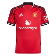 Cargar imagen en el visor de la galería, CAMISETA 1A EQUIPACIÓN MANCHESTER UNITED JR 2025/26