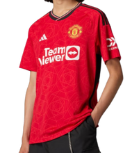 Load image into Gallery viewer, CAMISETA 1A EQUIPACIÓN MANCHESTER UNITED 2023/24
