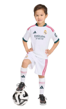 Charger l'image dans la galerie, MINI CONJUNTO 1A EQUIPACIÓN REAL MADRID 2026/27
