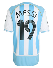Load image into Gallery viewer, CAMISETA 1ª EQUIPACIÓN ARGENTINA 2006 MESSI EDICIÓN "RETRO"
