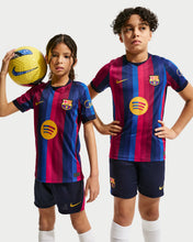Carregar imatge al visor de la galeria,CAMISETA 1A EQUIPACIÓN FC BARCELONA 2026/27 JR
