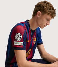 Cargar imagen en el visor de la galería, CAMISETA 1A EQUIPACIÓN FC BARCELONA 2026/27
