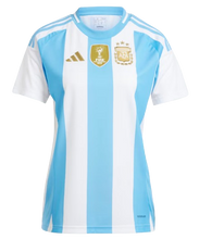 Load image into Gallery viewer, CAMISETA 1ª EQUPACIÓN ARGENTINA COPA AMÉRICA 2024 MUJER
