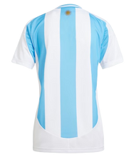 Cargar imagen en el visor de la galería, CAMISETA 1ª EQUPACIÓN ARGENTINA COPA AMÉRICA 2024 MUJER
