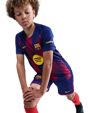 Cargar imagen en el visor de la galería, CAMISETA 1A EQUIPACIÓN FC BARCELONA 2025/26 JR
