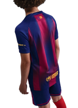 Cargar imagen en el visor de la galería, CAMISETA 1A EQUIPACIÓN FC BARCELONA 2025/26 JR
