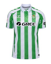 Cargar imagen en el visor de la galería, CAMISETA 1A EQUIPACIÓN REAL BETIS BALOMPIÉ 2024/25 JR
