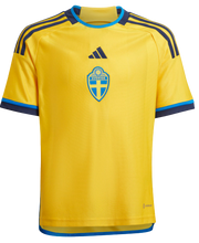 Cargar imagen en el visor de la galería, CAMISETA SUECIA 1ª EQUIPACIÓN 2022-2023 JR
