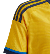 Cargar imagen en el visor de la galería, CAMISETA SUECIA 1ª EQUIPACIÓN 2022-2023 JR
