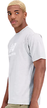 Cargar imagen en el visor de la galería, CAMISETA NB ESSENTIALS STACKED LOGO
