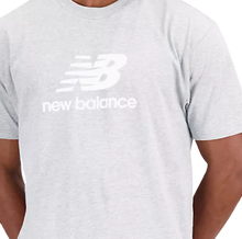 Cargar imagen en el visor de la galería, CAMISETA NB ESSENTIALS STACKED LOGO

