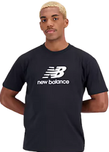 Cargar imagen en el visor de la galería, CAMISETA NB ESSENTIALS STACKED LOGO
