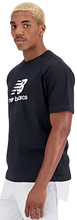 Cargar imagen en el visor de la galería, CAMISETA NB ESSENTIALS STACKED LOGO
