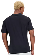 Cargar imagen en el visor de la galería, CAMISETA NB ESSENTIALS STACKED LOGO

