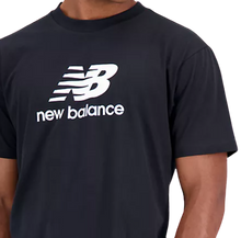 Cargar imagen en el visor de la galería, CAMISETA NB ESSENTIALS STACKED LOGO
