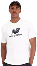 Cargar imagen en el visor de la galería, CAMISETA NB ESSENTIALS STACKED LOGO
