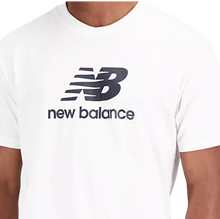 Cargar imagen en el visor de la galería, CAMISETA NB ESSENTIALS STACKED LOGO
