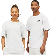 Cargar imagen en el visor de la galería, CAMISETA NB UNI-SSENTIALS
