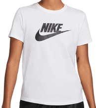 Cargar imagen en el visor de la galería, CAMISETA NIKE SPORTSWEAR ESSENTIALS W
