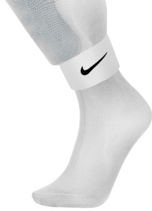 SUJETAESPINILLERAS NIKE COLOR BLANCO/NEGRO/AZUL/ROJO - Squaddra
